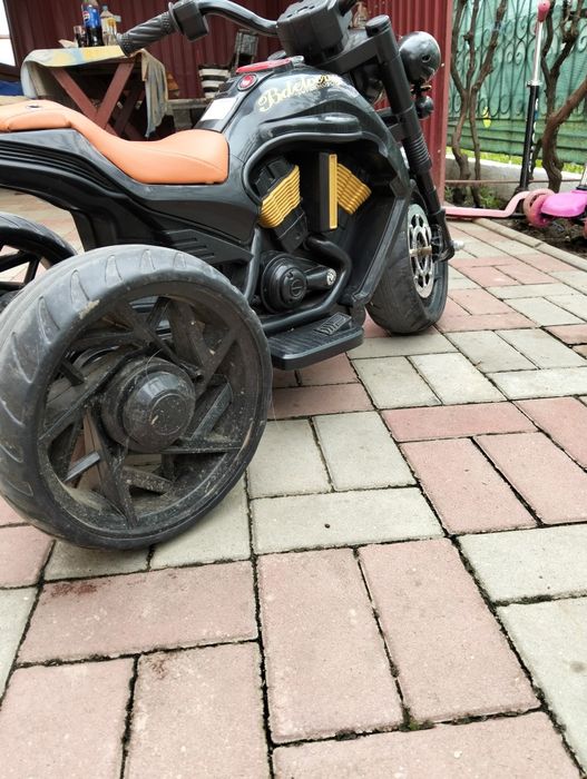 Motocicleta electrică tip"chopper"