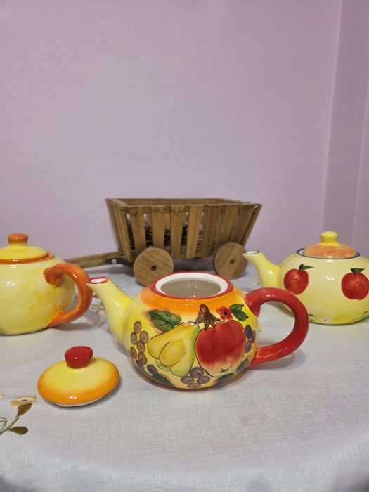 Керамичен чайник с ръчно изрисувани плодове и слънчогледи . Нов