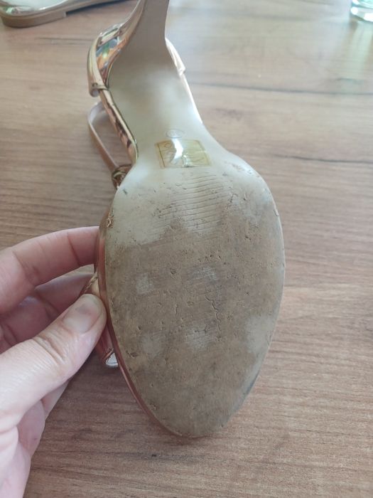 Vând sandale marime 38