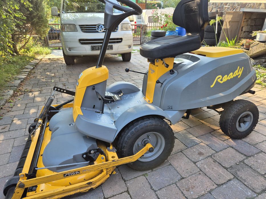 Vând tractoraș de tuns iarbă Stiga Ready