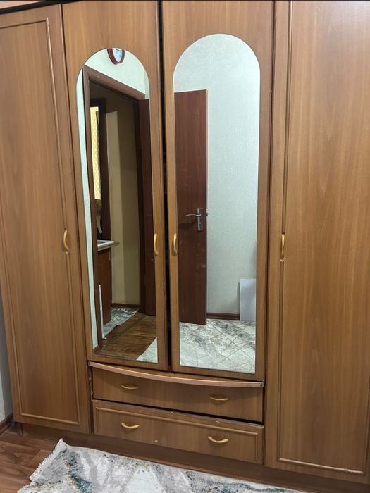 Шкаф для одежды - шифоньер.