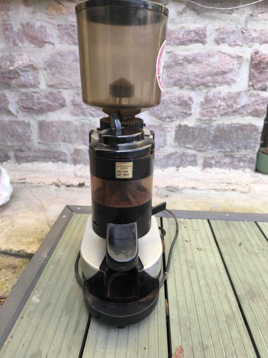 Професионална кафемашина + кафемелачка