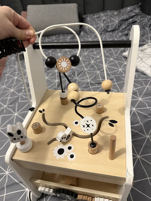 Antemergator din lemn cu activitati