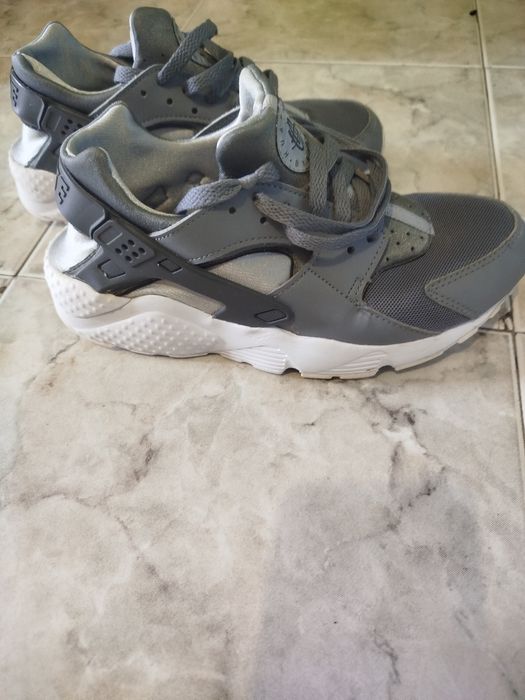 Оригинални маратонки Nike.