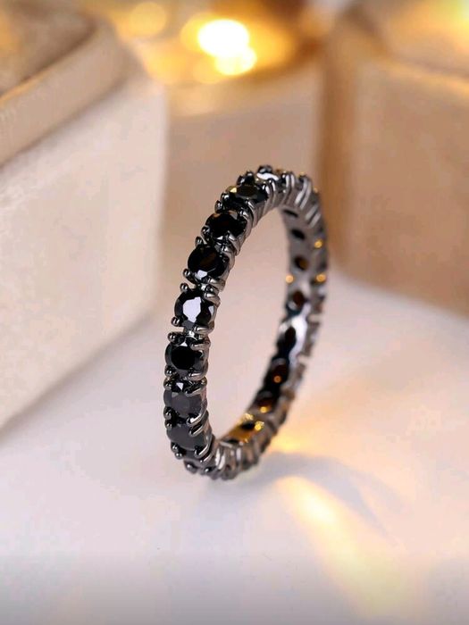 Чисто нов пръстен с кристали