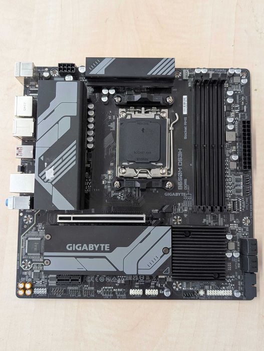 Placă de bază Gigabyte B650M DS3H Socket AM5 DDR5  Pentru AMD Ryzen