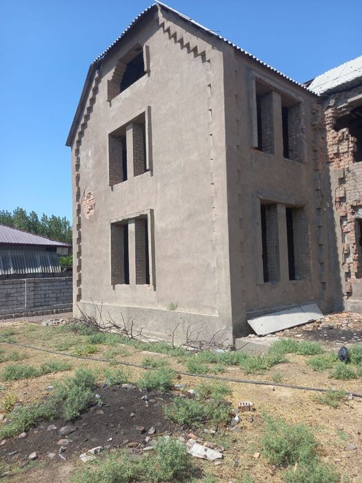 Uy sotiladi 8 sotix dakumet joyida