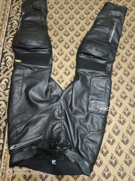Pantaloni originali din piele groasa dar pentru cunoscatori pielea este foarte fina,manusa practic...