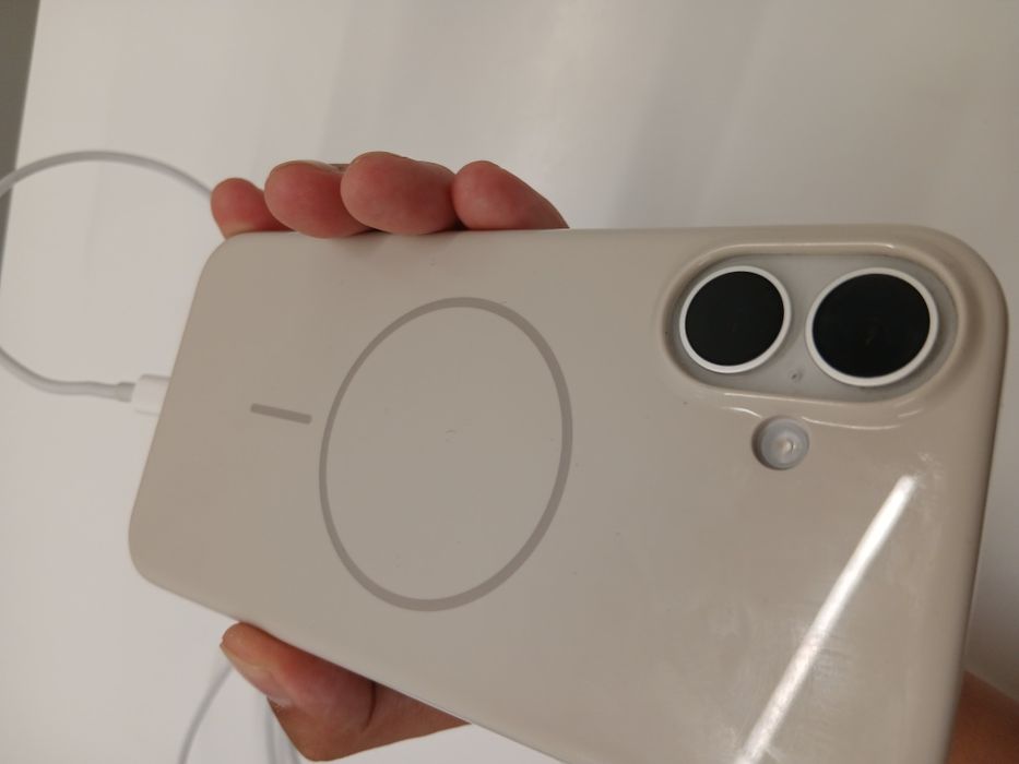 Iphone 16 plus белый