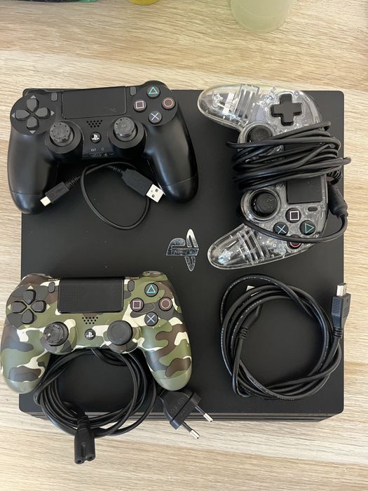 Play Station 4 PRO 1TB, cu 5 jocuri
