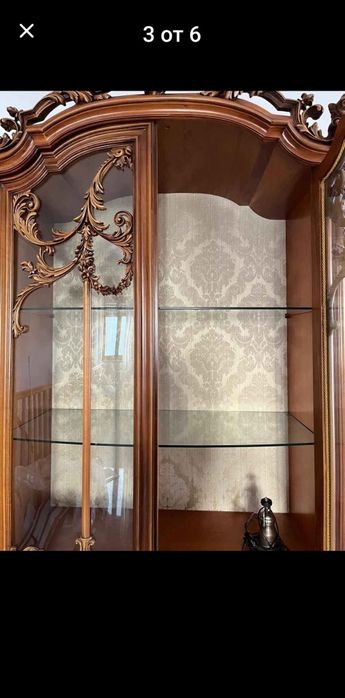 Масивна антикварна дървена витрина