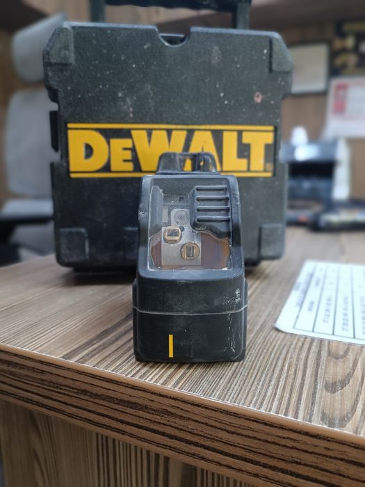 Зелен линеен лазерен нивелир DeWALT DW088CG, 20 м, 0.3 мм/м