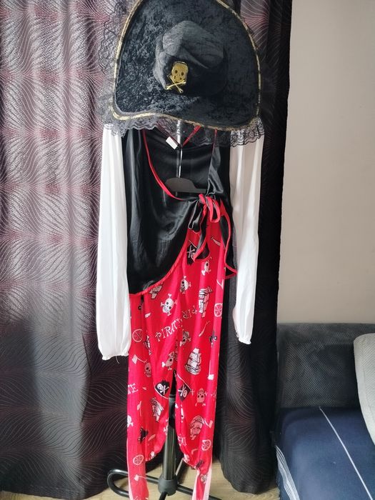 Vând costume de petrecere, festivități