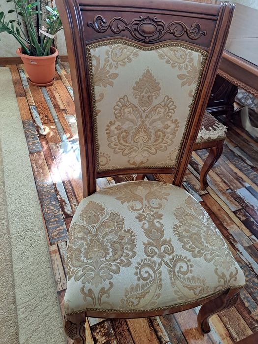 Стол и стулья для гостиной