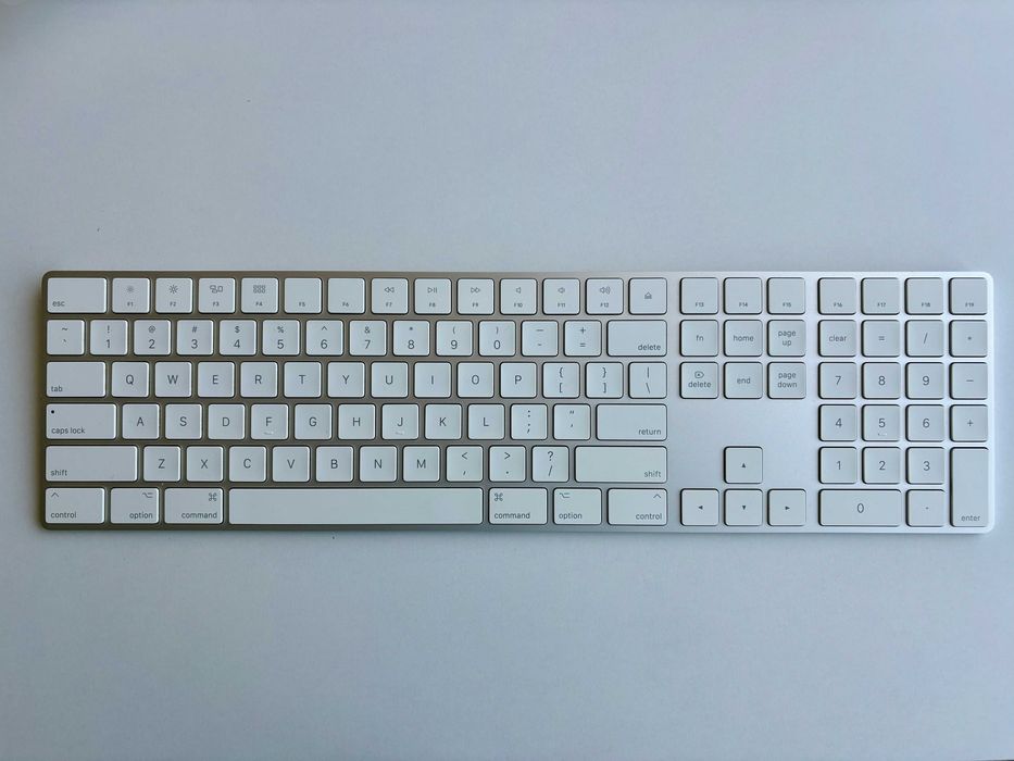 Apple Magic Keyboard with Numeric Keypad (Full-Size, US English) – Отлично състояние