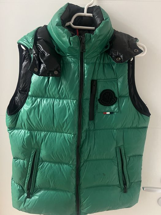 Vesta moncler marimea M , in stare buna
