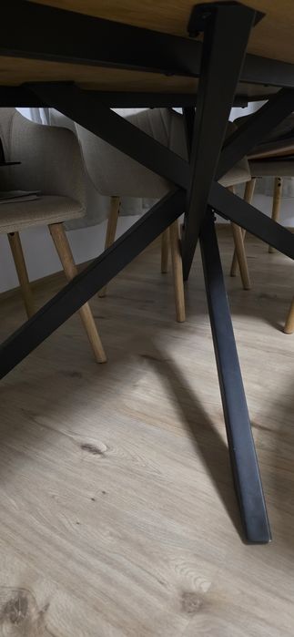 Set de Sufragerie Modern și Elegant: Masă din Lemn și Șase Scaune Tapițate