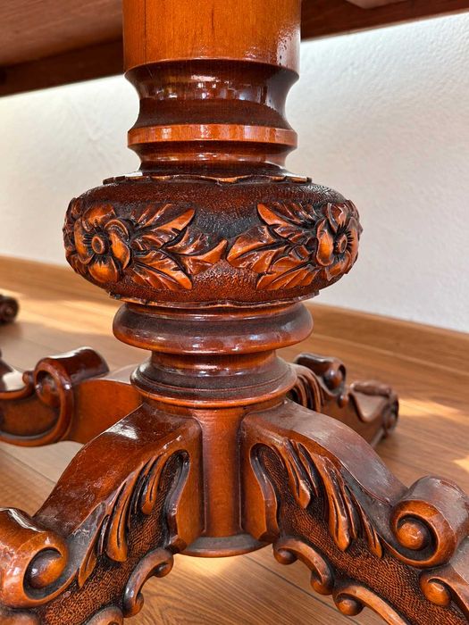 Masă elegantă de colecție cu insertii florale și sculpturi ornamentale