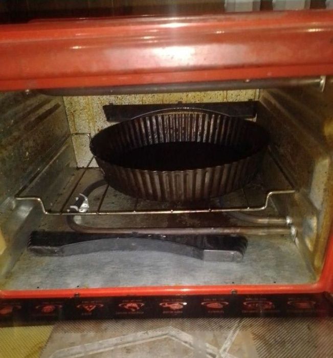 Духовка отлично печет,без противня