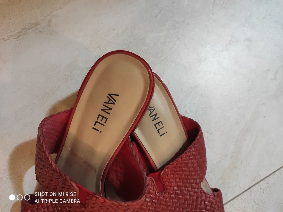 Фирменные,кожаные шлепки