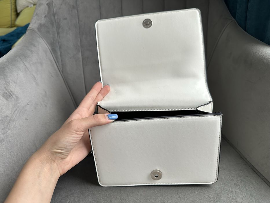 Бяла малка чантичка