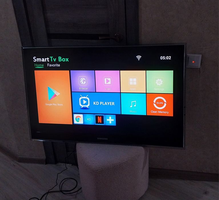Телевизор Samsung 81см со смарт приставкой.