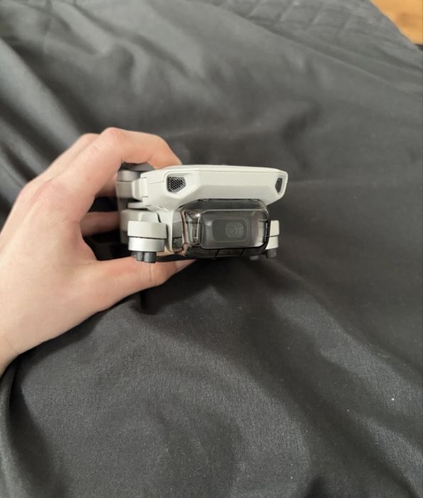 Продавам DJI Mini 2 SE с контролер и 2 батерии.