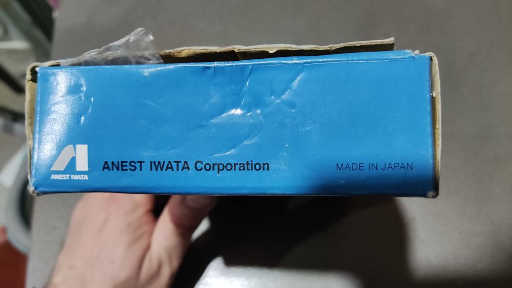 Новый японский краскопульт Anest Iwata W-101 с напорным бачком