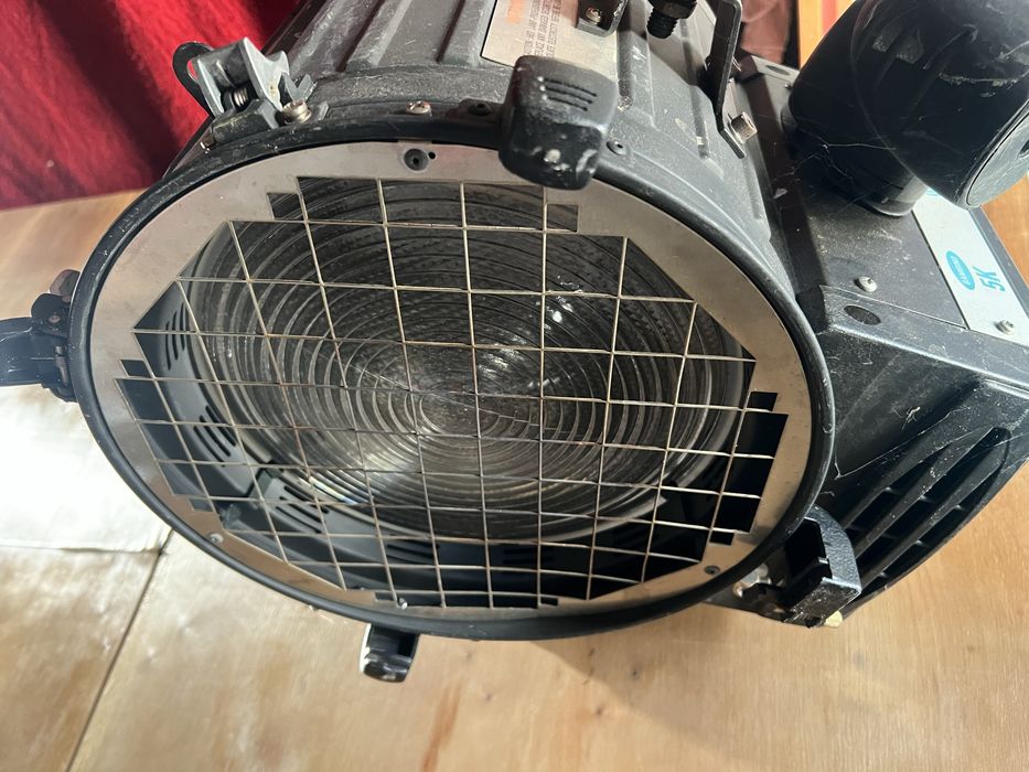 Прожектори и вани за студийно, сценично осветление