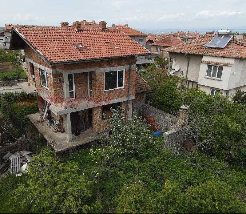 Триетажна къща 325м2, двор 475м2 от собственика