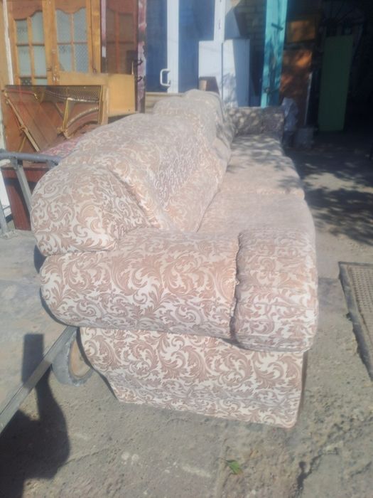 Угалог диван сотилади.