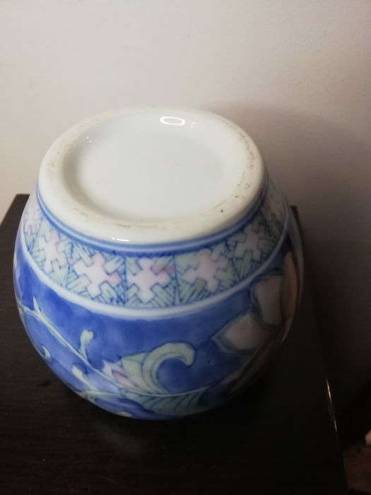 Ръчно рисуван, порцеланов съд с капаче.