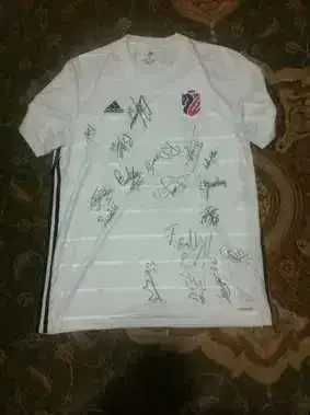 Tricou Fc  Botosani cu autografe - Bamii merg la un baiat bolnav.