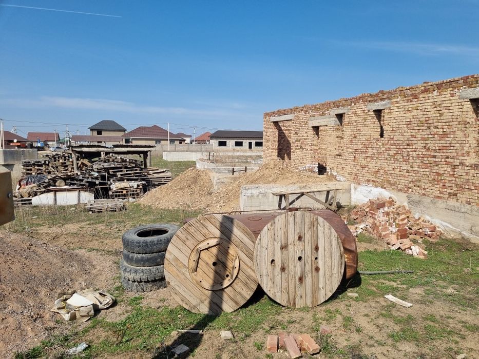 Продам не достроенный дом.