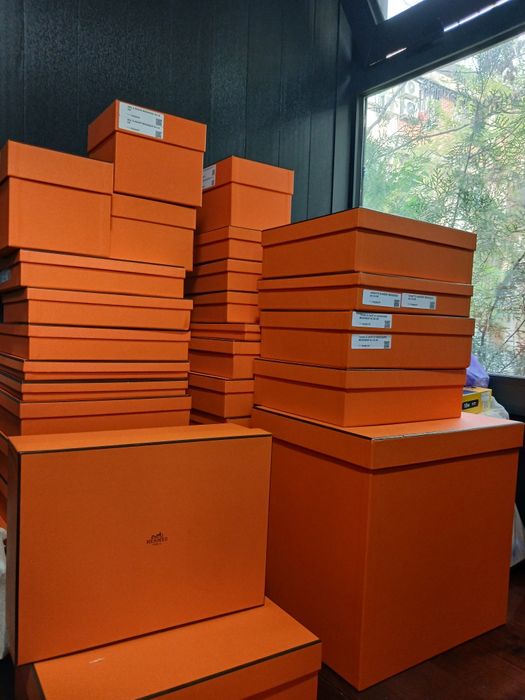 Hermes brendidan idishlarni karobkalari bor sotiladi !