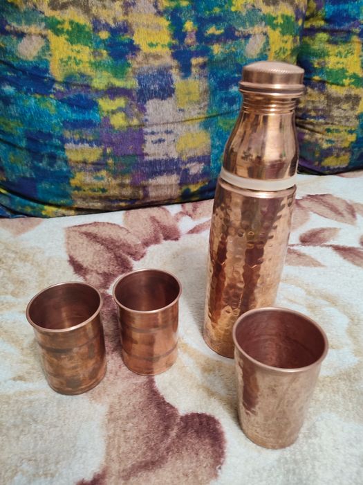 Медный кувшин со стаканами