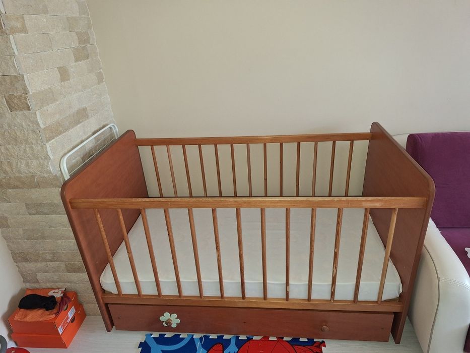 Дървена бебешка кошара