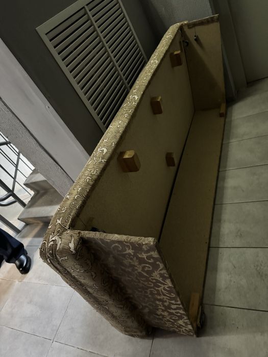 Диван дарим бесплатно