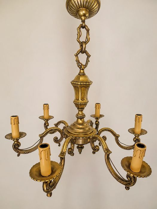 Boem candelabru de dimensiuni mari din bronz masiv in stilul Louis ,piesa cu o lucrătură de o foarte mare finețe,masiv dimensiuni 65 cm diametrul ,75