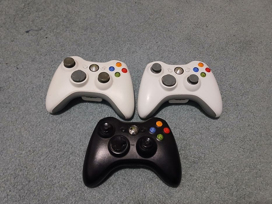 Vând xbox 360+3 controllere+5 jocuri.În stare foarte bună.