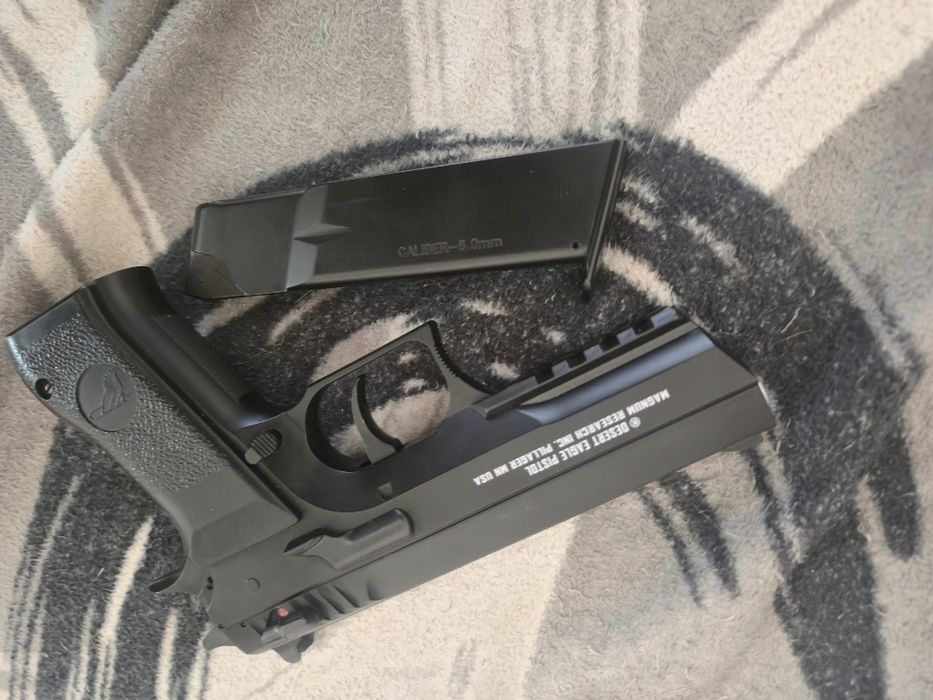 Pistol airsoft in stare impecabila, cu CO2 si este semi automatic