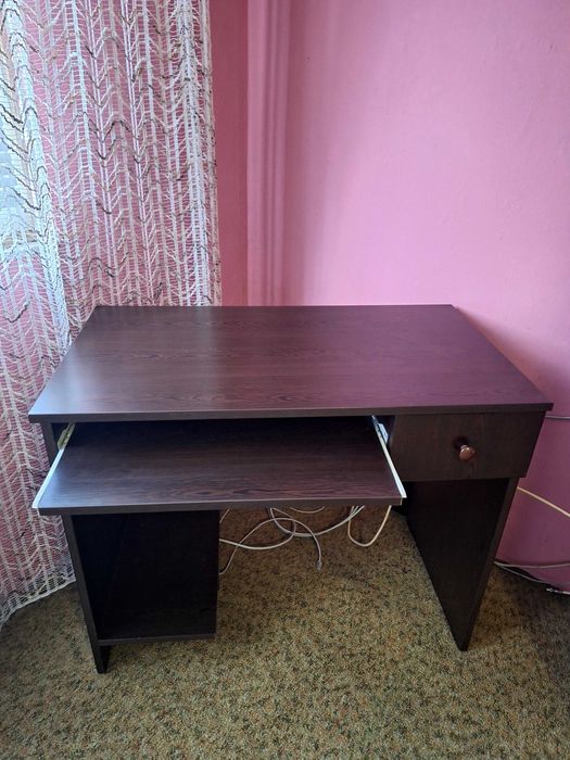 Дървено бюро за компютър