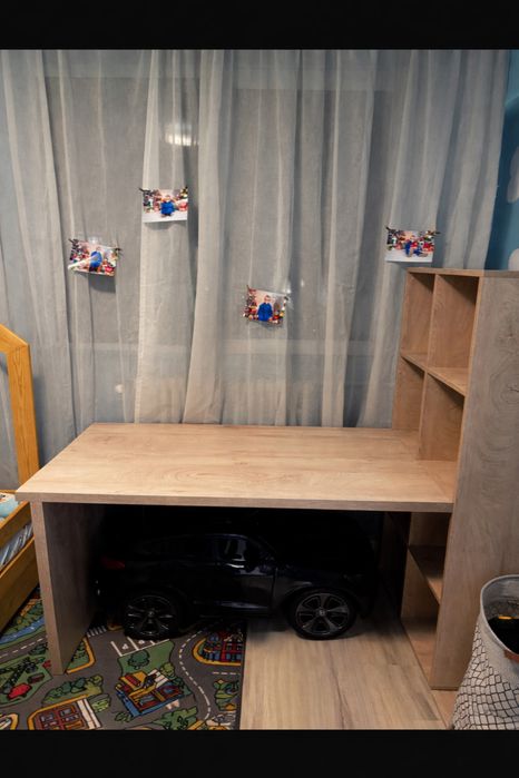 Birou cu spatii de depozitare