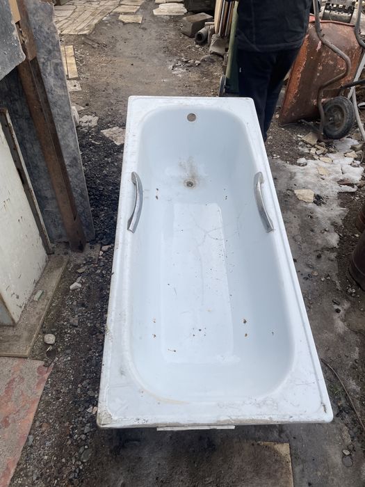 Продаю ванну белый