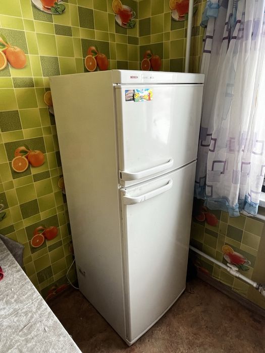 Холодильник с морозильной камерой