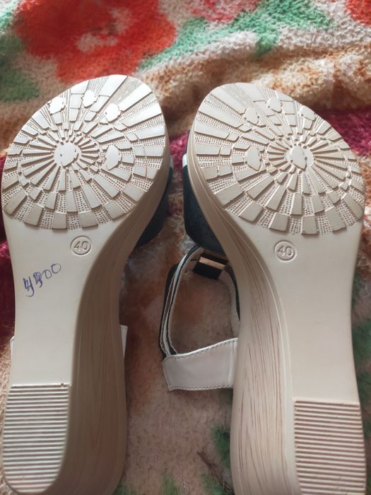 Женские босоножки