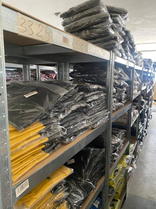 Продавам цял склад с нови мъжки дрехи и обувки – 20 000 броя