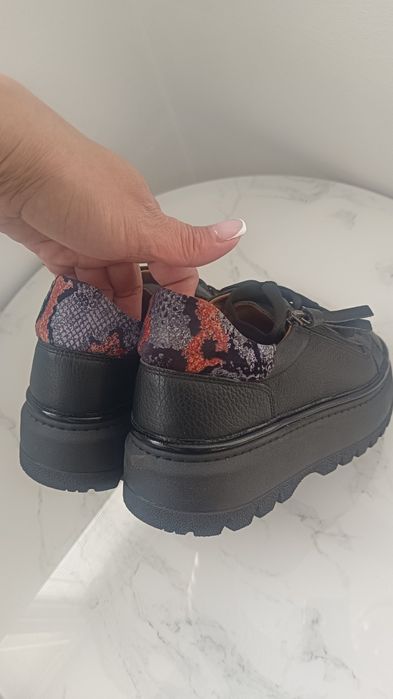 Продам новые кожаные ботинки 40 размер