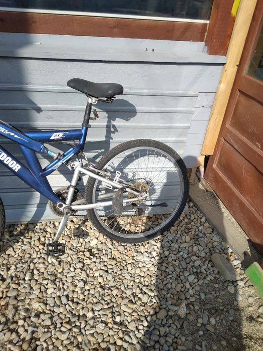 Bicicleta solida aproape noua