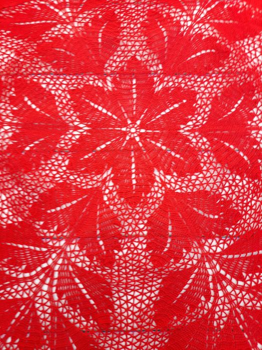 скатерть красного цвета ручной работы, вязанная крючком